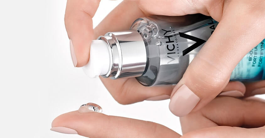 Mineral 89 Serum nawilżające Vichy nakładane na opuszki palców